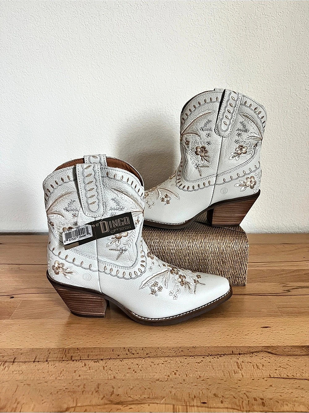 New Dingo Floral Embroidered Western Boots White & Brown US 9M NWT